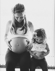 Madre e hija con barriga de embarazo