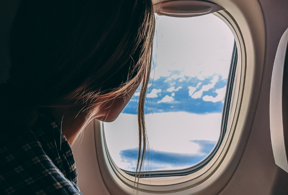 Consejos para viajar en avión tras un aumento mamario